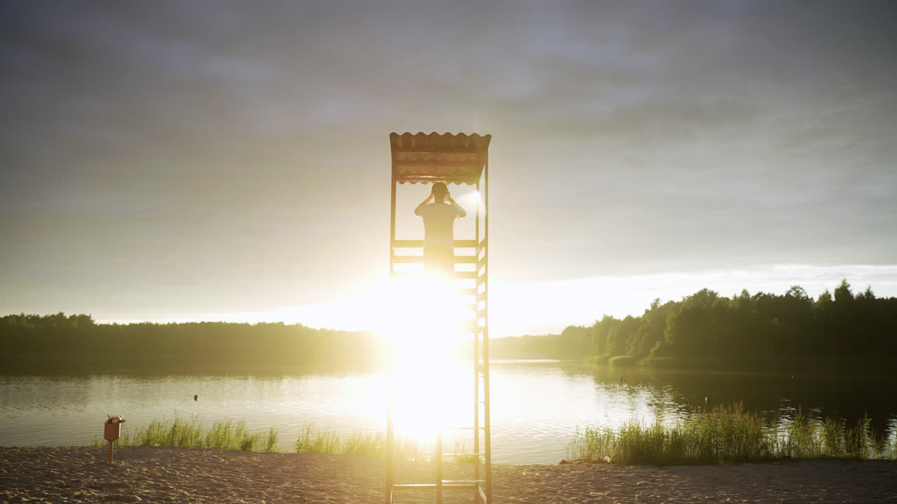 해변에서 남자 구명병