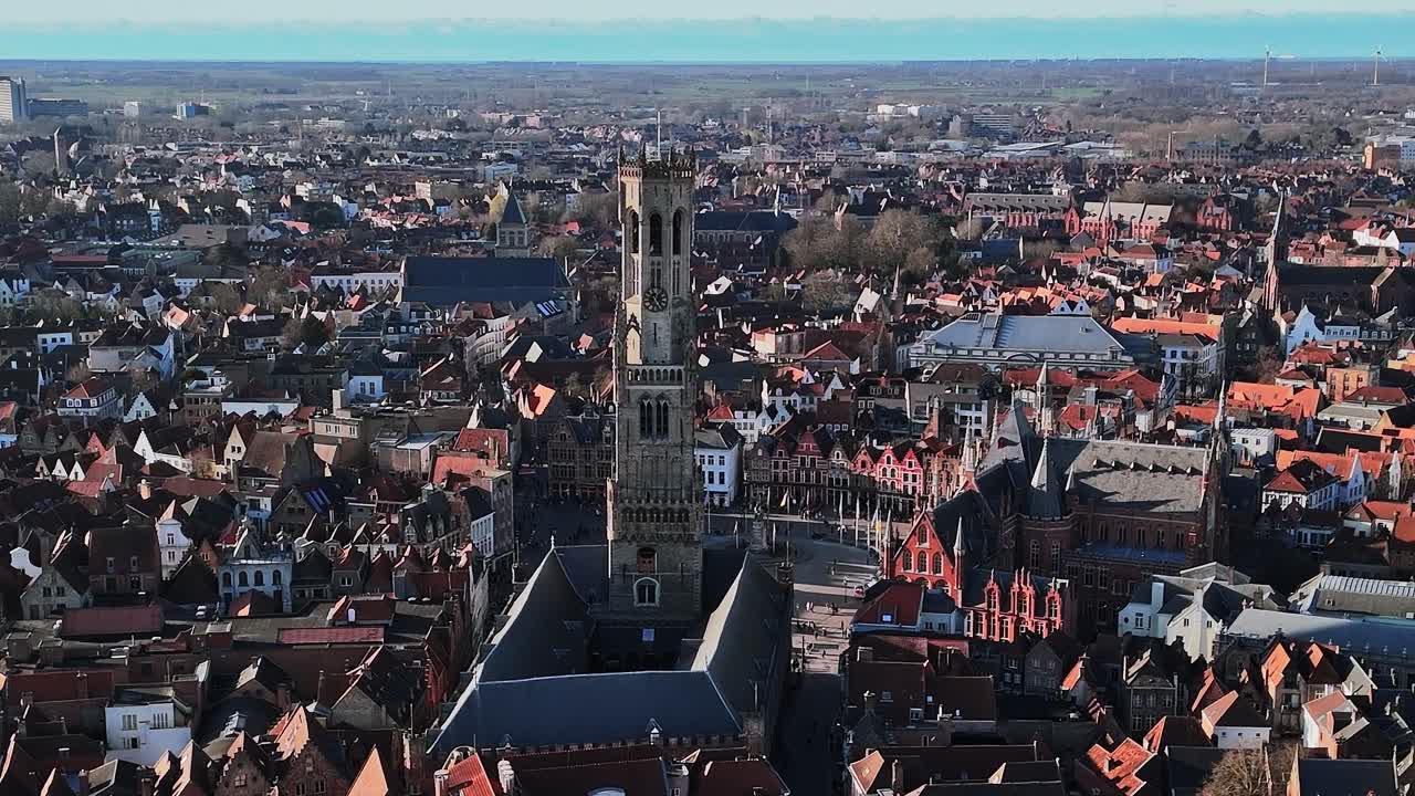 Esplorando i tetti di Bruges, Belgio, a mezzogiorno