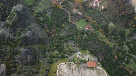 4k-Meteora,-Meteora-Santísima-Trinidad,-Antigua-Grecia,-Ojo-De-Pájaro:-Movimiento-De-La-Cámara-Hacia-Atrás,-Revelación,-Monasterio-En-Una-Montaña,-Paisaje:-Dron-Aéreo,-Μετέωρα-Ελληνικά,-Cine,-Dios,-Tierras-De-Cultivo,-Río,-Ciudad