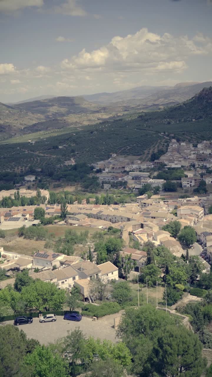 Vista panoramica di un villaggio rurale spagnolo e uliveti