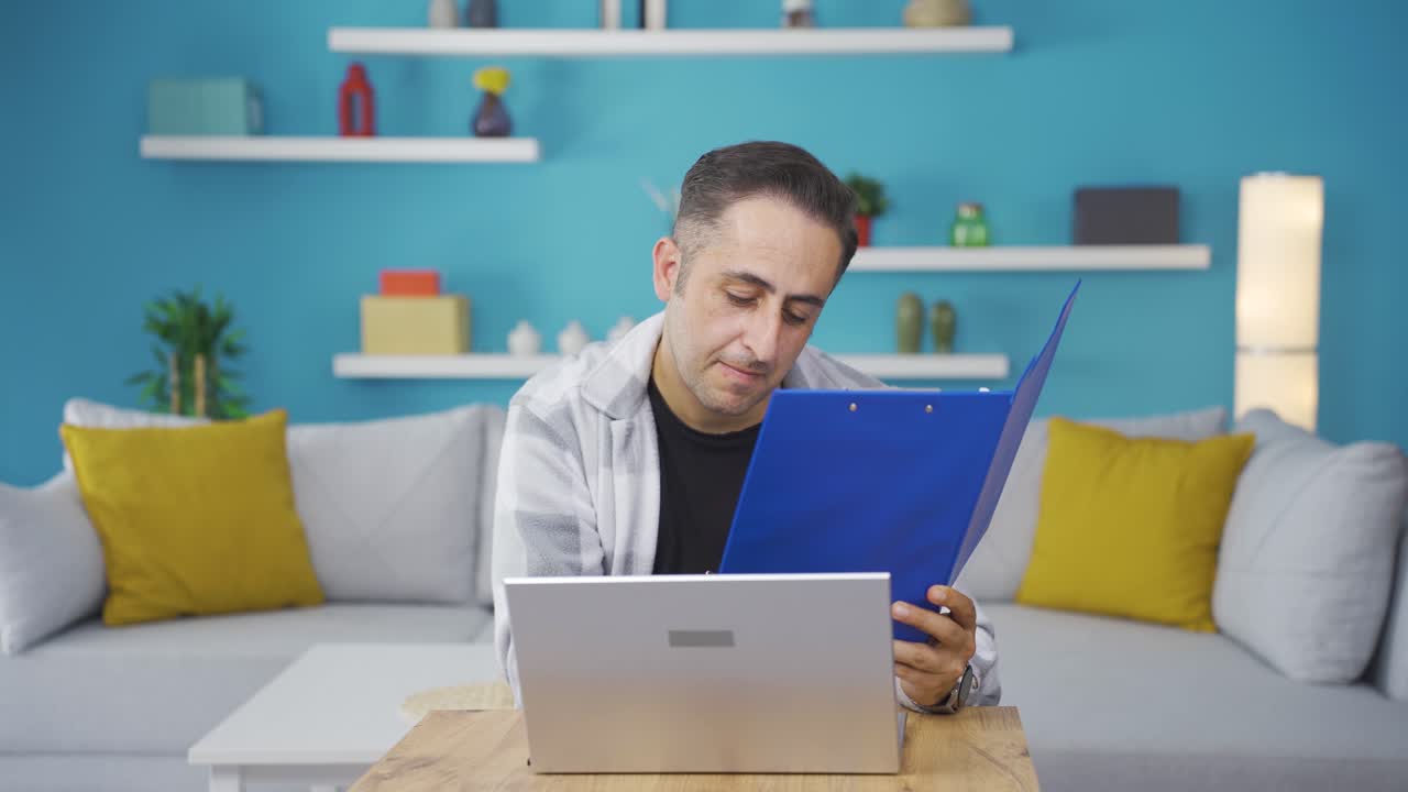 el hombre que firmó los papeles.