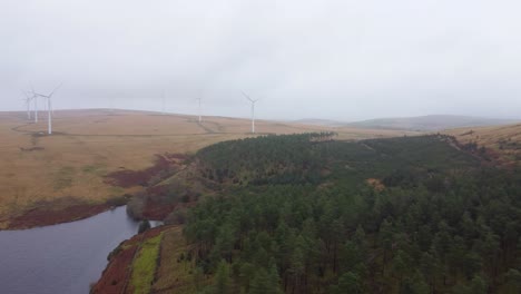 Toma-Aérea-Panorámica-Sobre-La-Granja-De-Turbinas-Eólicas-Y-La-Plantación-De-árboles-Forestales-Y-El-Embalse-De-Lliw-En-Gales,-Reino-Unido-4k