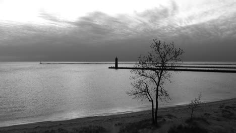 Toma-En-Blanco-Y-Negro-Del-Faro-De-La-Guardia-Costera-En-Muskegon