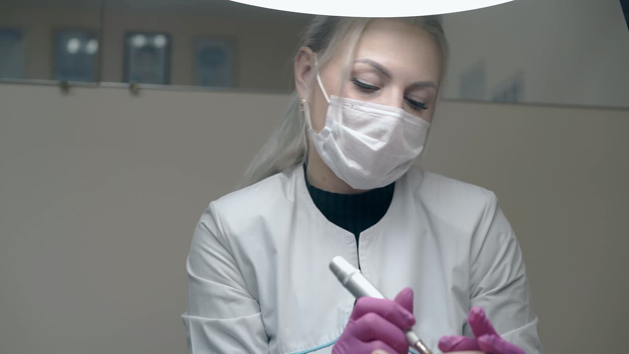 especialista profesional en salones de belleza con máscara y abrigo blanco