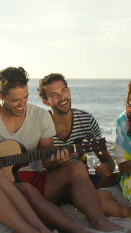 amigos sentados y tocando la guitarra