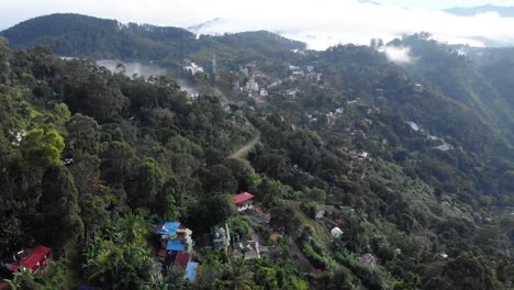 Toma-Panorámica-Aérea-Del-Pueblo-En-Las-Montañas-De-Ella,-Sri-Lanka