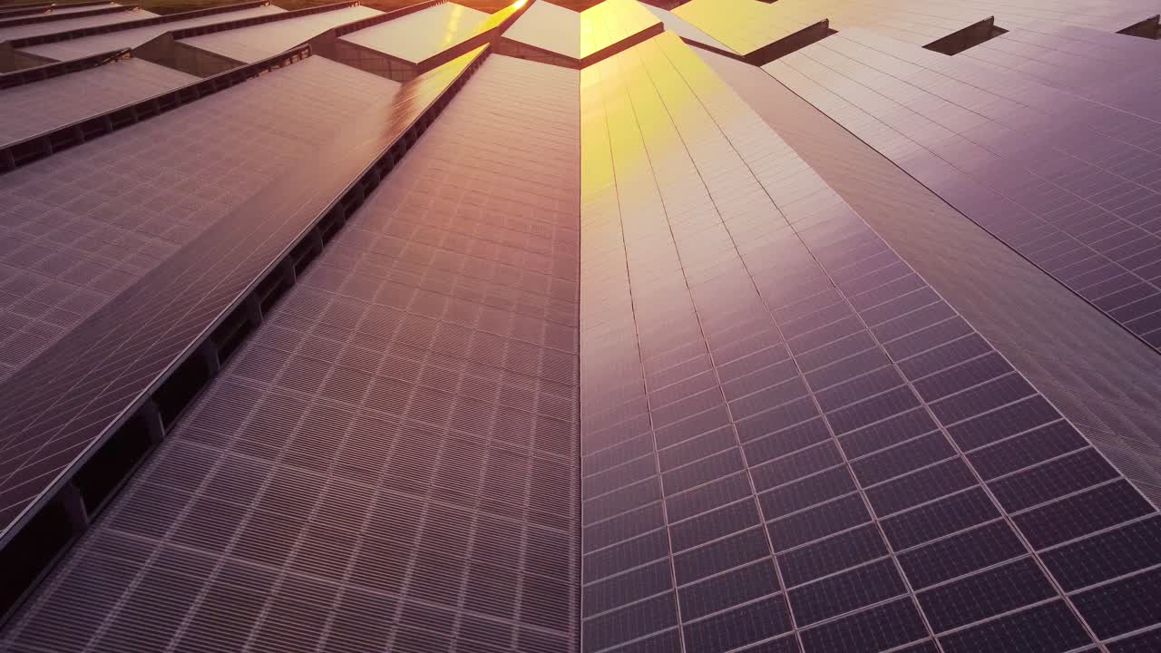 paneles de la estación de energía solar instalados en el techo del invernadero, vista aérea al atardecer