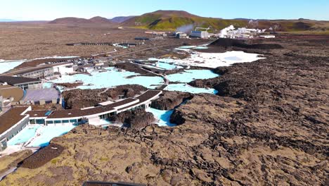 fotografía aérea del famoso balneario termal de la laguna azul en reykjavik, islandia