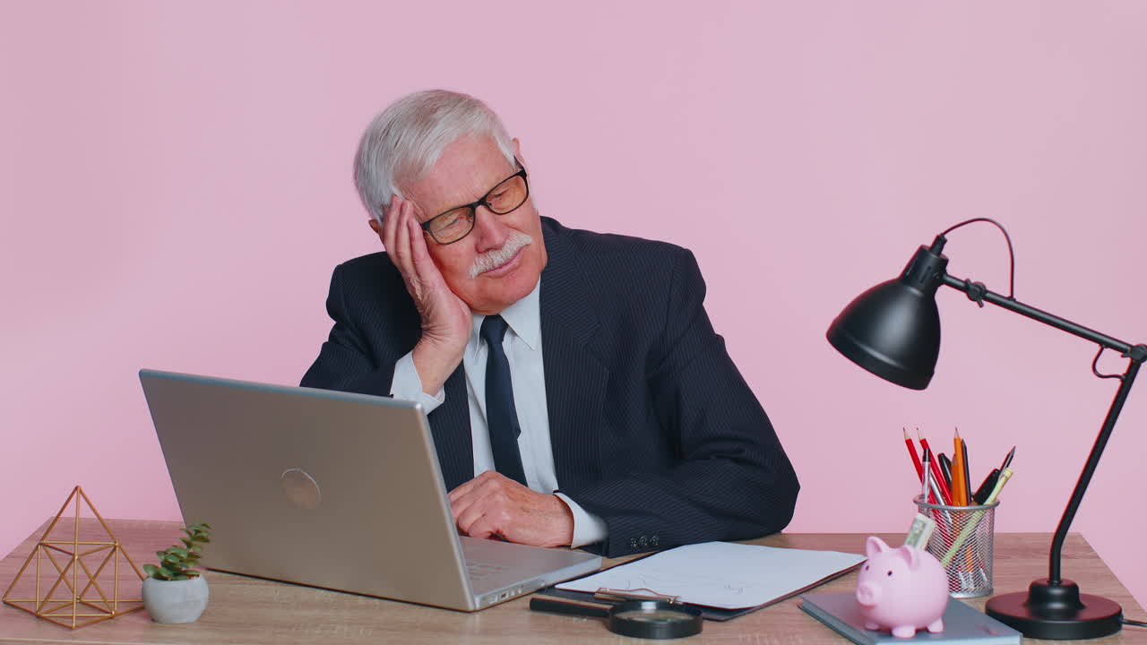 hombre de negocios senior descontento frotando las sienes para curar el problema del dolor de cabeza, sufriendo de migraña