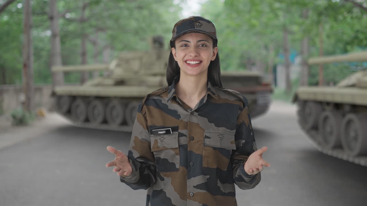 una mujer india feliz, oficial del ejército, hablando con alguien.