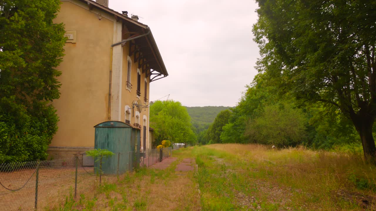 Explore the historic former railway station in Saint-Gery, France