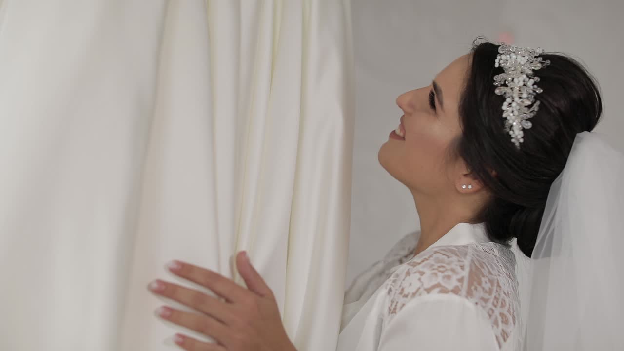 hermosa y encantadora novia en vestido de noche y velo. vestido de novia. cámara lenta