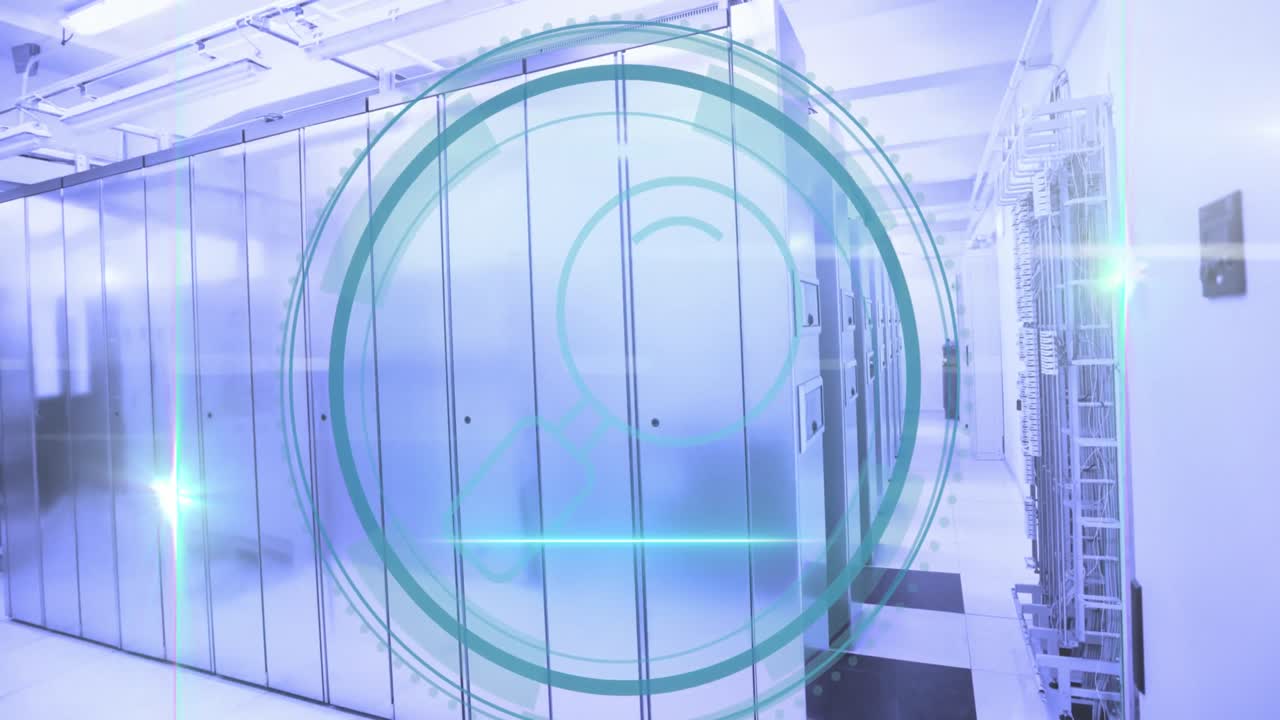 animación del banner de texto de seguridad cibernética y el icono de la lupa escaneado contra la sala del servidor