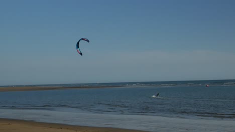 Ein-Abgeschnittener-Clip-Eines-Kitesurfers-An-Der-Küste-Spaniens