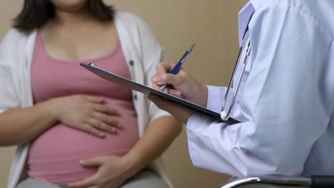 Pregnant-Woman-and-Gynecologist-Doctor-at-Hospital