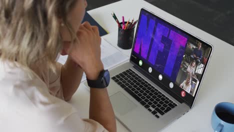 mujer de negocios caucásica que usa una computadora portátil para videollamadas con diversos colegas de negocios