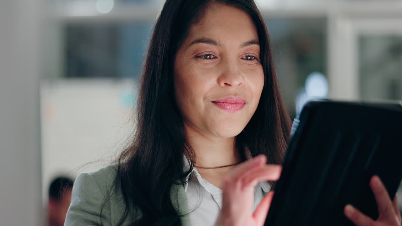 feliz, cara y mujer con tableta para digital