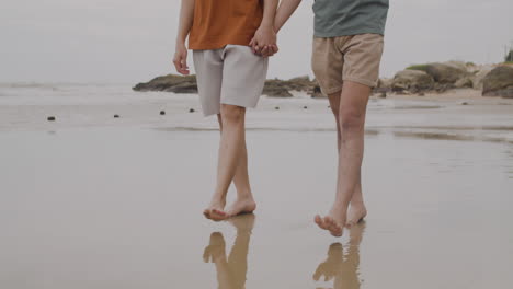 해변에서 산책하는 커플