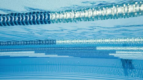 piscina olímpica bajo el fondo del agua.