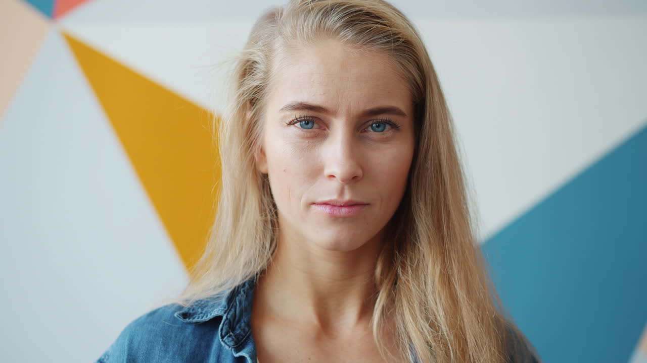 женщина улыбается и смеется.