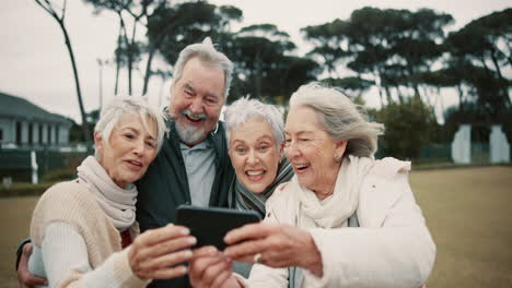 Senior-people,-happy-or-friends-take-a-selfie