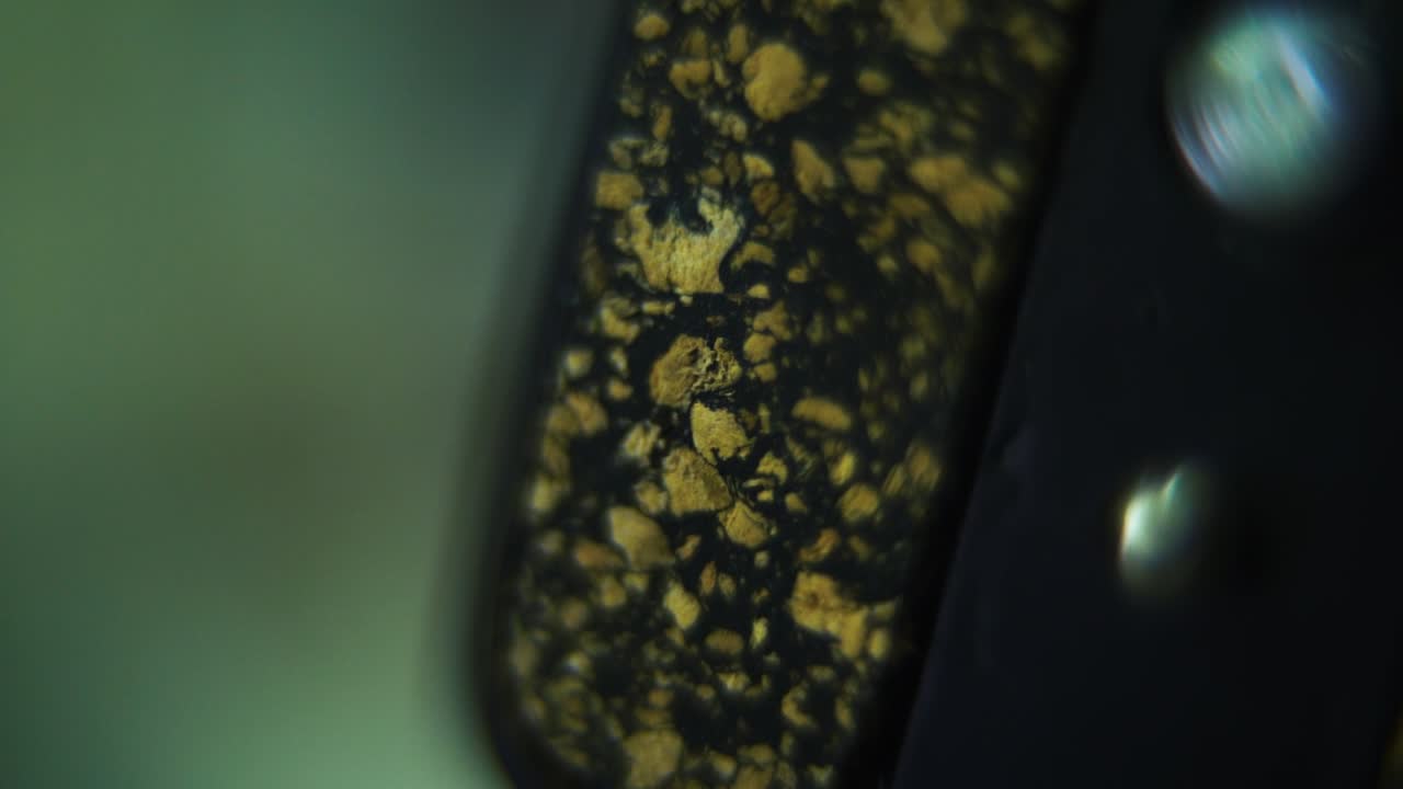 tomada macro de una placa de trípode de cerca, equipo de cámara, deslizamiento suave movimiento de la grúa derecha, cámara lenta de 120 fps, full hd