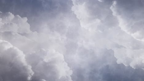 tormentas eléctricas que ocurren en nubes cumulonimbus oscuras