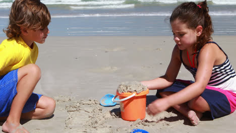 Hermanos-Jugando-En-La-Playa-En-Un-Día-Soleado