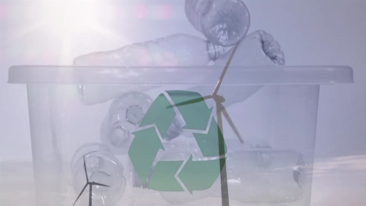 animación de un cartel de reciclaje verde sobre una caja con botellas de plástico y turbinas eólicas