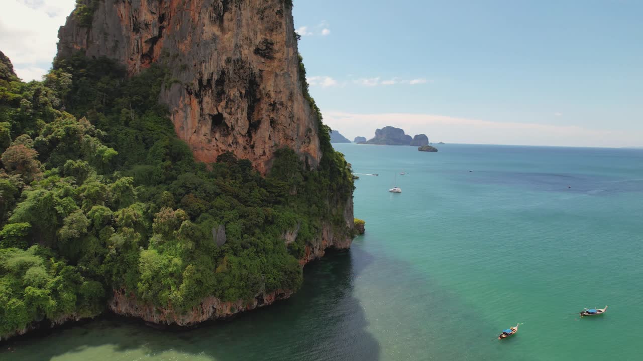 Video drone 4K che vola intorno a Railay Beach vicino a Krabi in Thailandia.