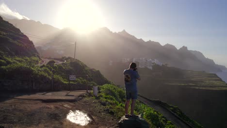 imágenes aéreas épicas de un joven fotógrafo disparando en el parque nacional volcánico de anaga al atardecer en tenerife