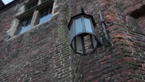 lámpara colgada en la pared del castillo
