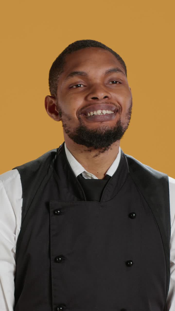 Allegro chef maschio che ride di gusto in studio