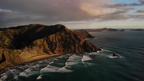 Impresionante-Vista-Aérea-Del-Icónico-Faro-De-Cabo-Reinga