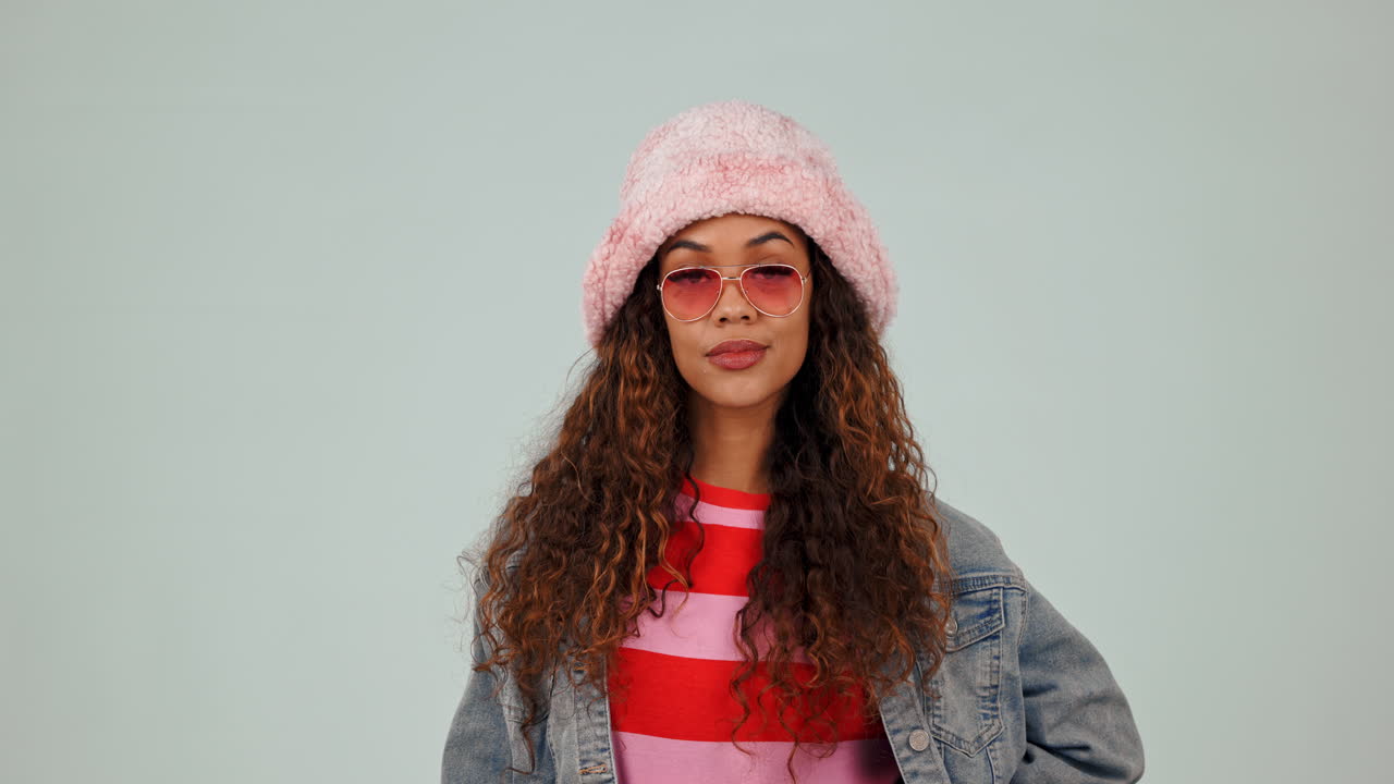 패션, 선글라스 및 스튜디오 걱거리는 여자