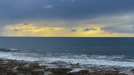 costa de chipre durante la puesta de sol