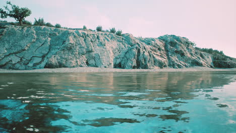 una hermosa vista de un acantilado y un río tranquilo