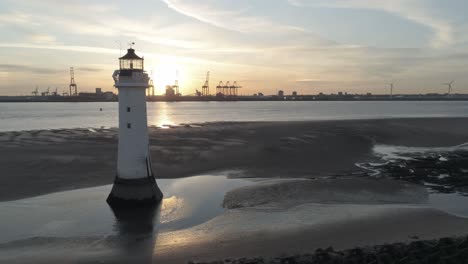 Vista-Estática-Aérea-A-Través-Del-Faro-Británico-Y-Las-Grúas-De-Los-Astilleros-Costeros-Amanecer-Horizonte