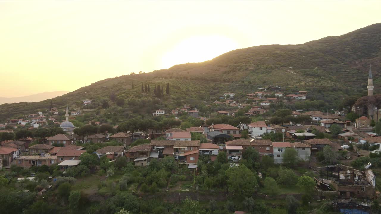 Vista di un villaggio con la sua moschea e case ristrutturate.