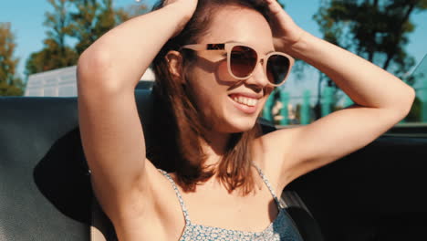 mujer feliz conduciendo en un descapotable