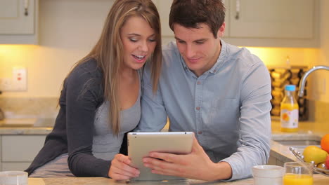pareja mirando una tableta pc