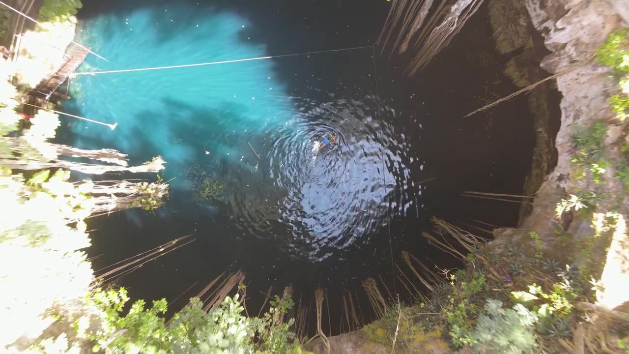 Prospettiva aerea del paradisiaco Cenote San Lorenzo Oxman nello Yucatán, Messico