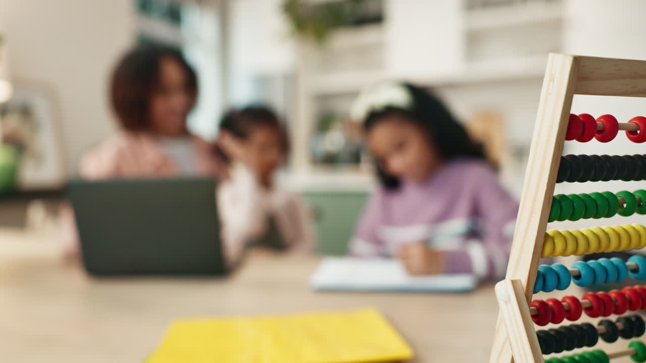 una familia está aprendiendo juntos en casa, usando un ábaco para ayudarlos con su tarea de matemáticas