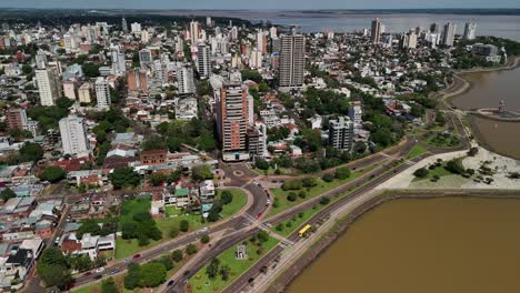 una cautivadora vista aérea mientras un avión no tripulado descubre con gracia posadas, misiones, argentina, revelando el encanto de la ciudad desde una perspectiva única