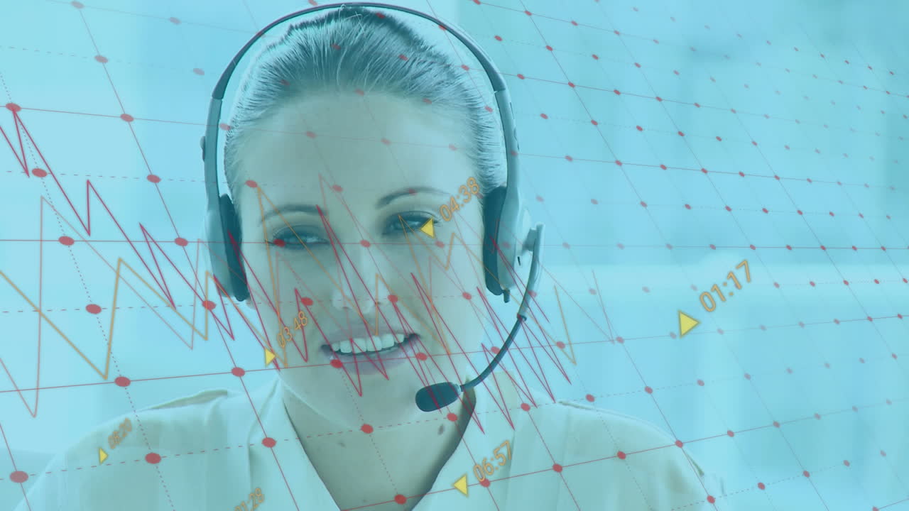 Animação de gráficos e números, representante de atendimento ao cliente feminina caucasiana conversando com cliente
