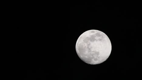 Nubes-Muy-Tenues-Que-Pasan-Frente-A-La-Luna-Llena