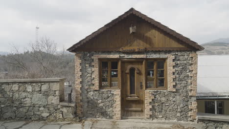 tienda de recuerdos de madera en un pequeño pueblo de montaña