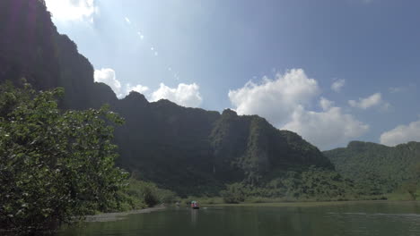 excursión en barco para ver la naturaleza única de la bahía de ha long, vietnam