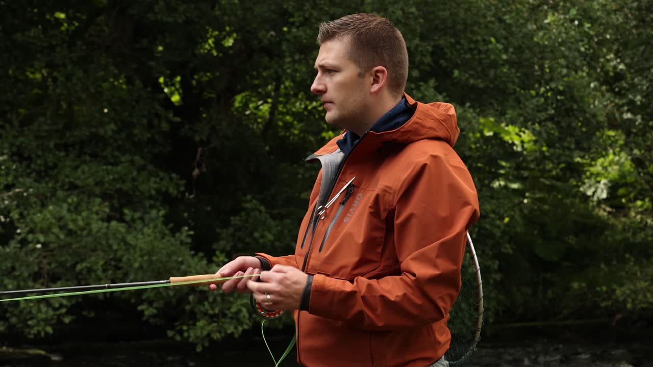 파리  ⁇ 시 ⁇  이 천천히 파리 줄 을  ⁇ 고 있는 장면