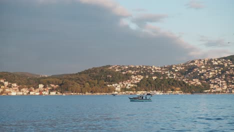 Fischer-In-Einem-Kleinen-Boot-In-Der-Sonnenuntergangszeit-Des-Meeres